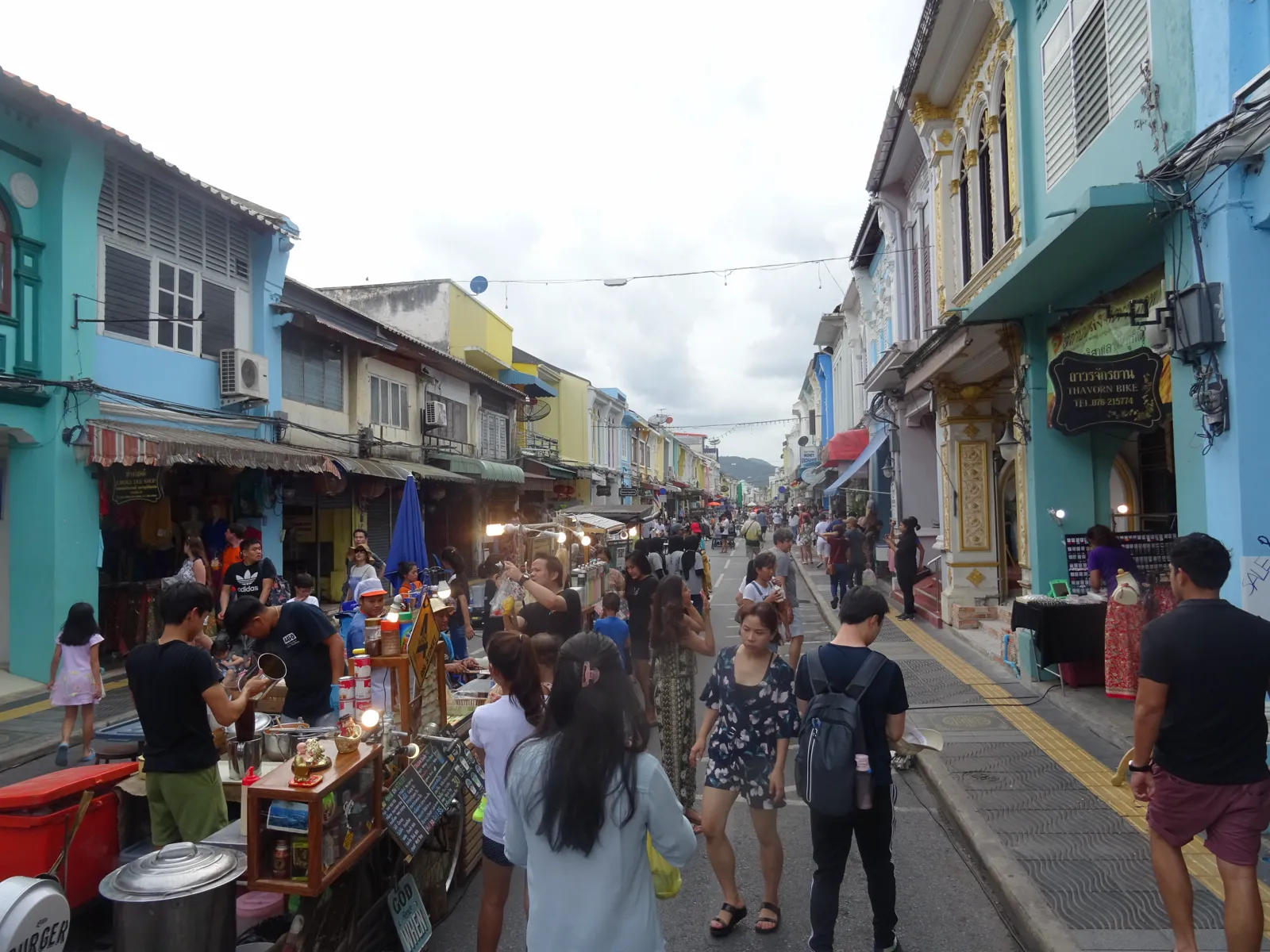 Lard Yai Weekend Market