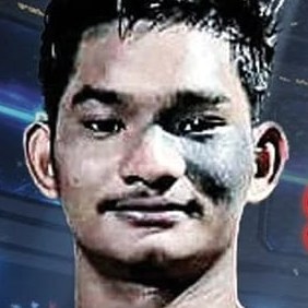 Parnphettae Muay Thai fighter photo 3