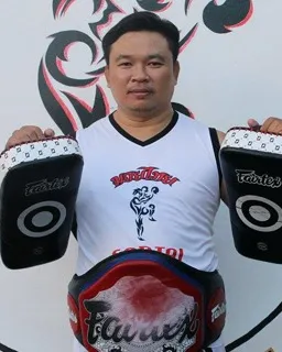 Kru Ten, coach
